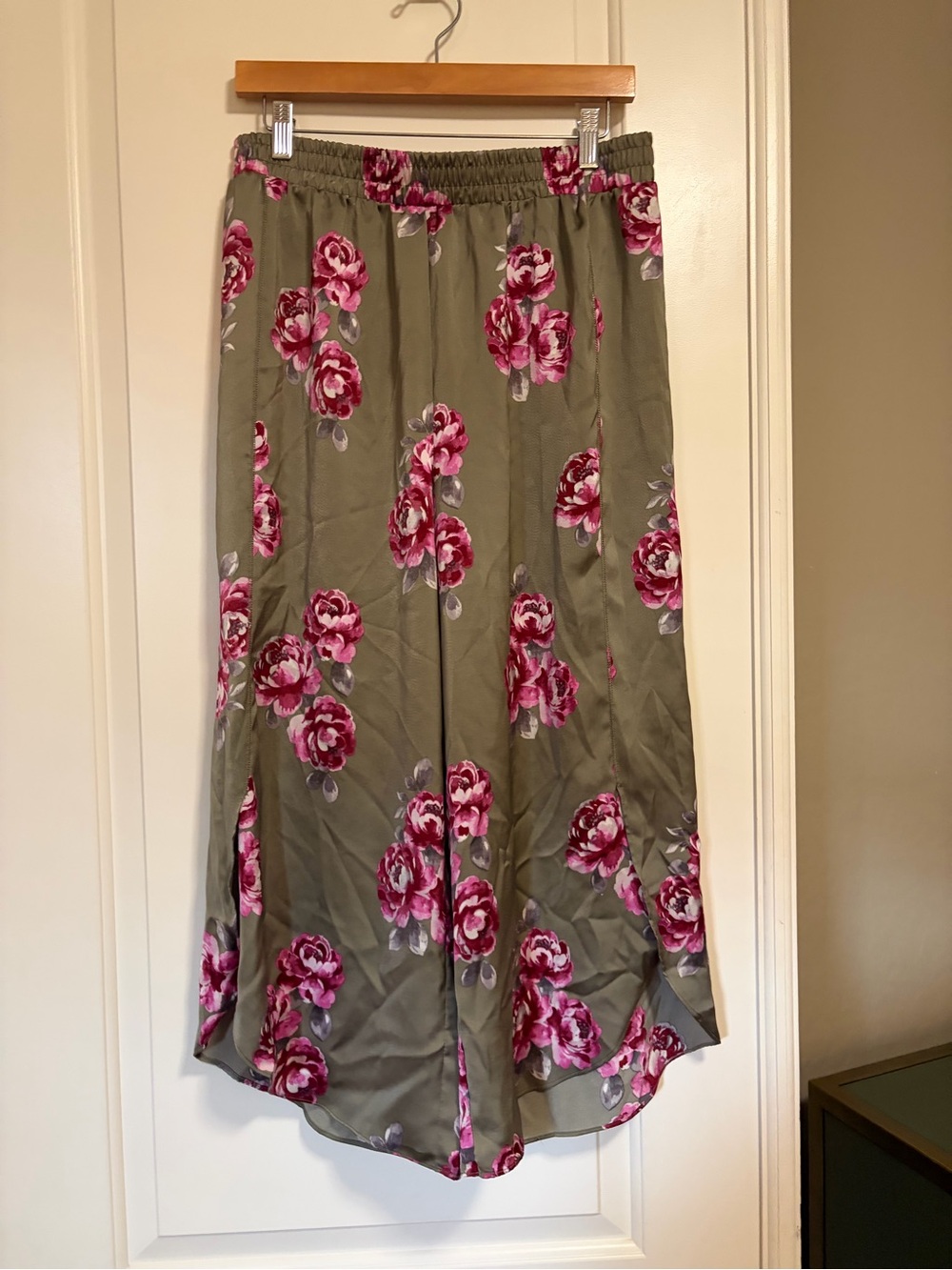 🌸🎀Splendid Olive & Rose Print Wide Leg Palazzo Cropped Satin Pants🎀🌸